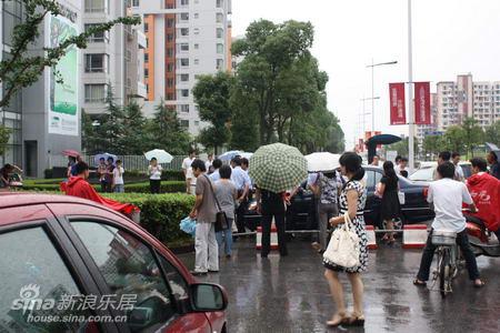 新浪独眼聚焦东湖林语业主遭物业堵门事件续