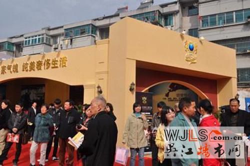 皇家·领誉在售高层 沿街商铺均价18000元/㎡接受预约