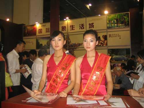 高薪收入与高压力对等 售楼小姐生活全揭密
