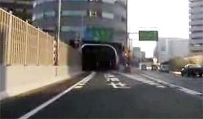 吴江楼市网：高速路竟然穿楼而过 你见过吗？