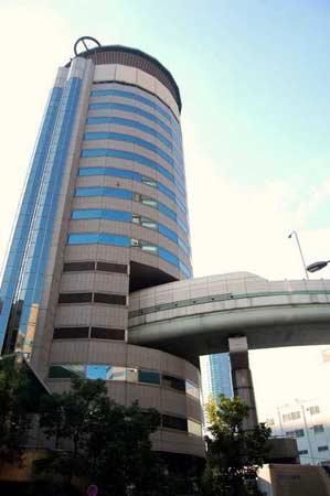 吴江楼市网：高速路竟然穿楼而过 你见过吗？
