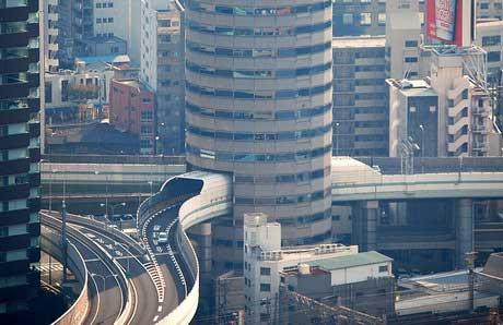 吴江楼市网：高速路竟然穿楼而过 你见过吗？