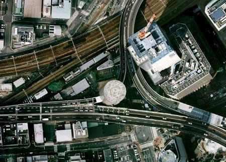 吴江楼市网：高速路竟然穿楼而过 你见过吗？