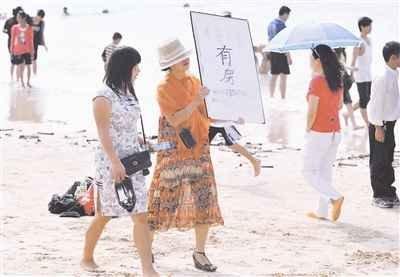 三亚“炒房者”在游人密集区打广告卖房