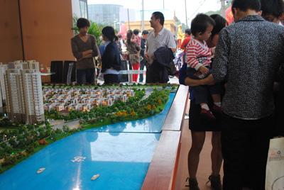 今日上午2011盛泽第4届秋季房展会举行盛大开幕式