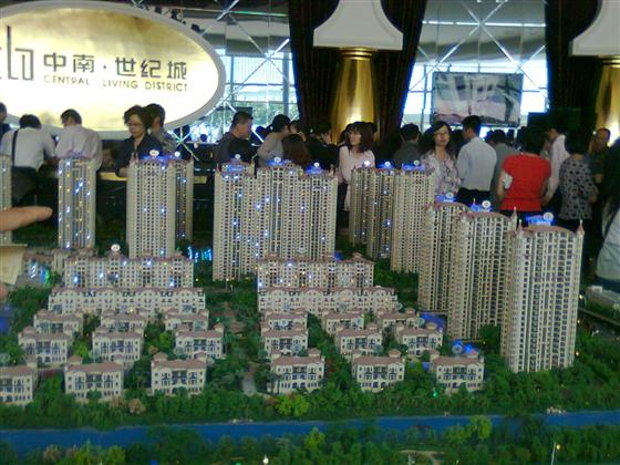 中南世纪城今天盛大开盘  场面火爆