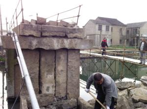 松陵镇新盛街82岁的红桥开始修缮