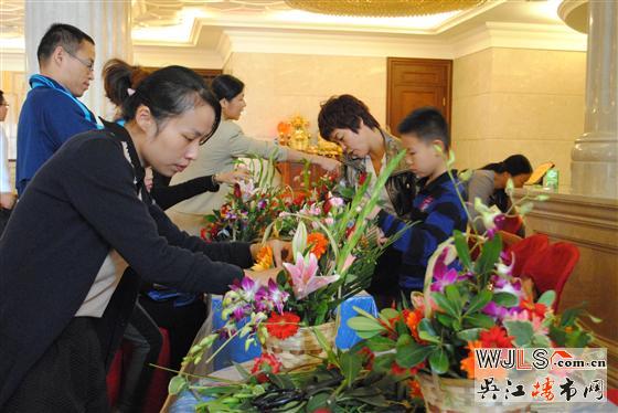 中南世纪城开发商今天举办业主现场插花DIY活动