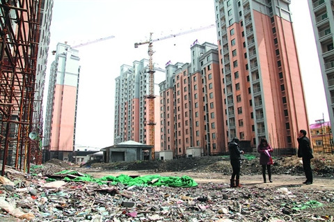 交房时间已经过去快一年了，小区内还是遍地建筑垃圾。