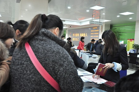 房产交易中心现场市民办理过户人数明显增加