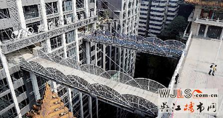 两座斜拉钢索结构人行天桥将嘉滨路上楼盘和解放碑临江门相连