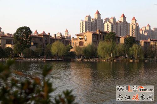 新湖明珠城紫桂苑在售面积125-142平米,均价约8300元/平米