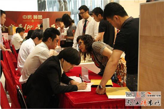 中房颐园人气爆棚 一小时劲销七成