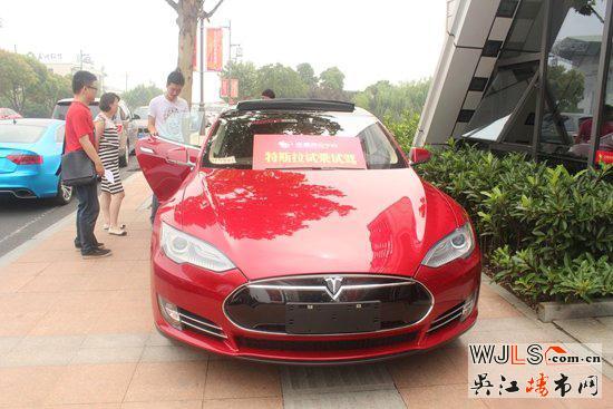 金鹰商业中心:特斯拉试驾让你风光无限