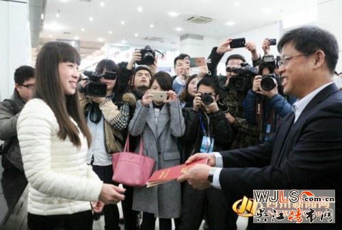 我国第一本不动产产权证书颁出 看看它长啥样？