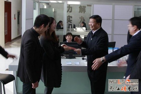 我国第一本不动产产权证书颁出 看看它长啥样？