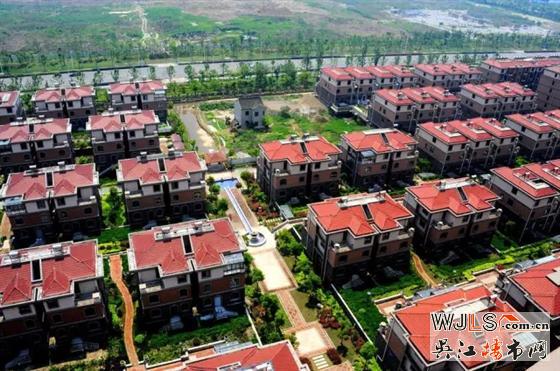 吴江瑞景国际一钉子户被别墅包围 “坚挺”两年仍未拆！