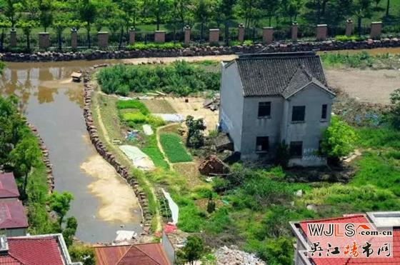 吴江瑞景国际一钉子户被别墅包围 “坚挺”两年仍未拆！