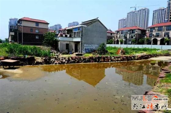 吴江瑞景国际一钉子户被别墅包围 “坚挺”两年仍未拆！