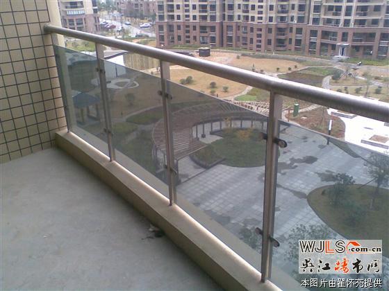 丽湾国际小高层复式小区中间位置