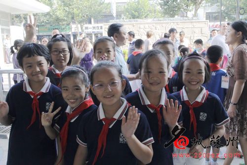 开学典礼花心思 四年级学生领着新生进学堂