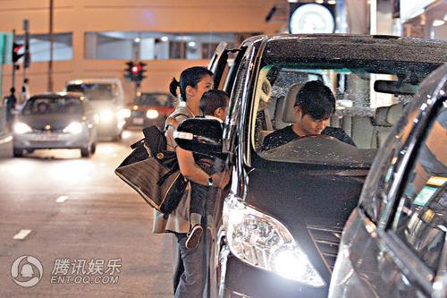 组图：袁咏仪夫妇吃小炒 爱子如命谨防被偷拍