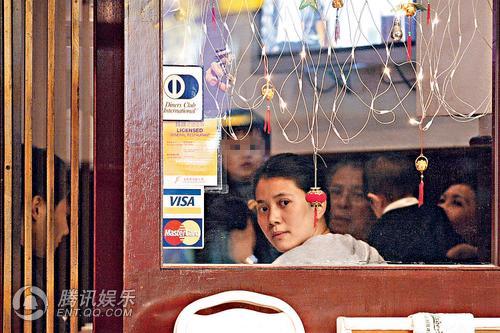 组图：袁咏仪夫妇吃小炒 爱子如命谨防被偷拍