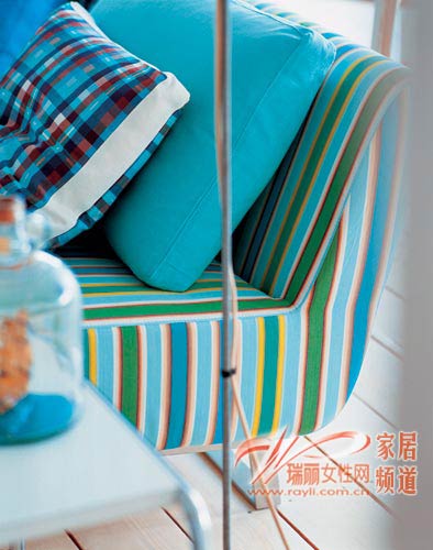 蓝白色 呈现现代风格客厅