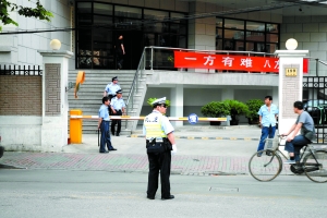 男子闯入上海警局捅死5民警 公安部哀悼(图)