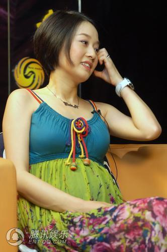 怀孕明星妈妈居家生活照