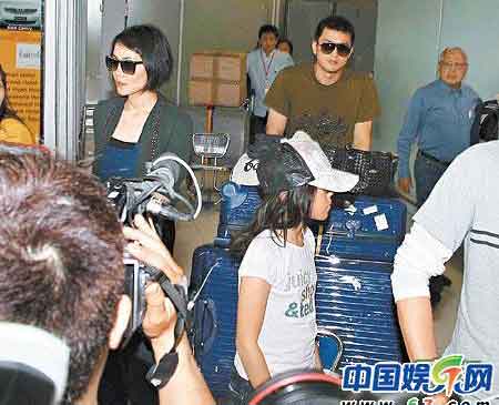 李亚鹏力护爱女连击3记者