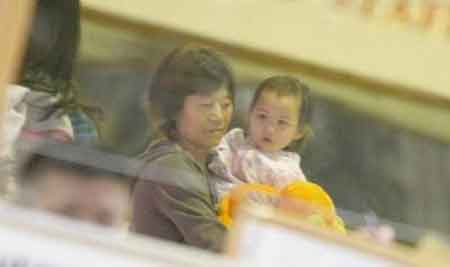 李亚鹏力护爱女连击3记者