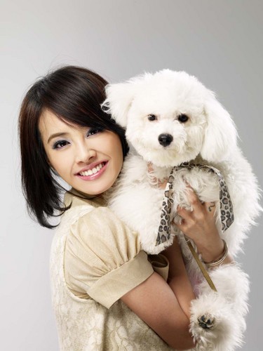 jolin抱“儿子”拍写真 男fans想做“爸爸”(图）