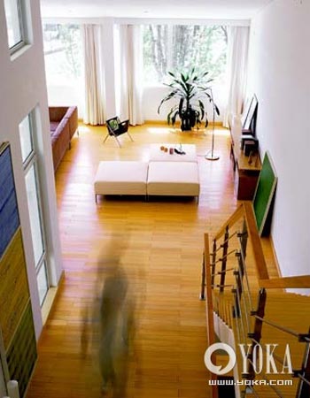 暖暖阳光照进生活 白色小屋的惬意午后