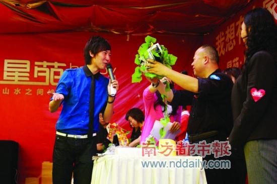 　　售楼现场办的情人节“交友派对”吸引了很多人气。魏终超摄